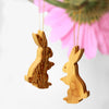 Osterdeko Anhänger Osterhase aus Olivenholz mit Rinde